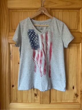 Sonoma Gray V-Neck Tee with Distressed abstract Flag Graphic size large